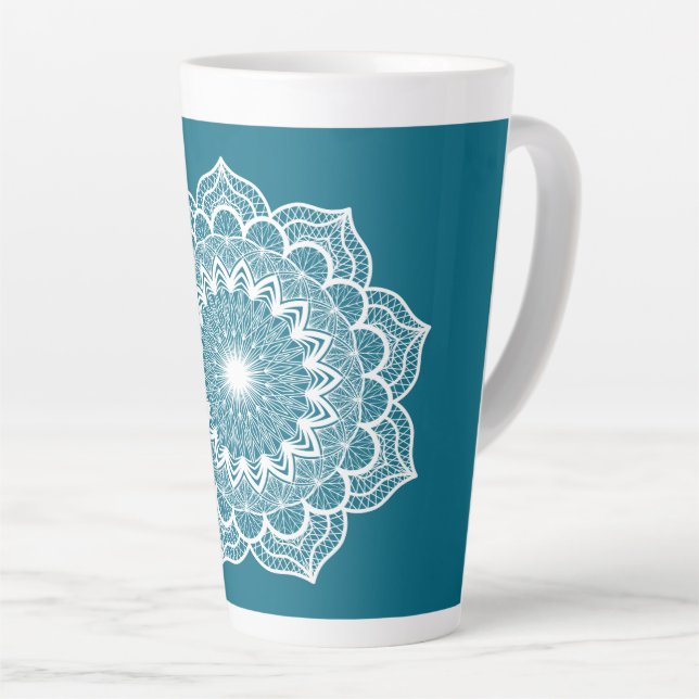 Tasse Latte Mandala blanc sur fond bleu (Angle droit)
