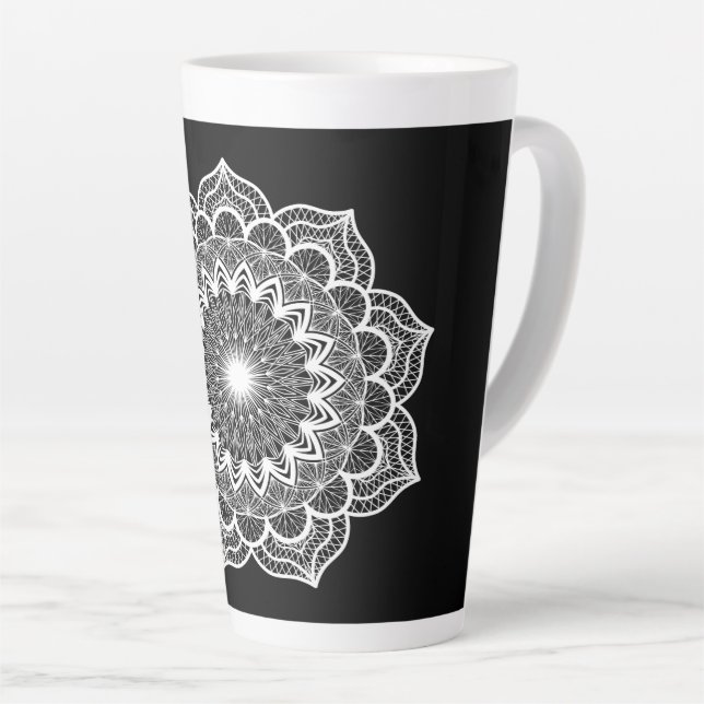 Tasse Latte Mandala blanc sur fond noir (Angle droit)