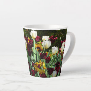 Tasse Latte Maroon et Tulipes Jaunes Florales colorées