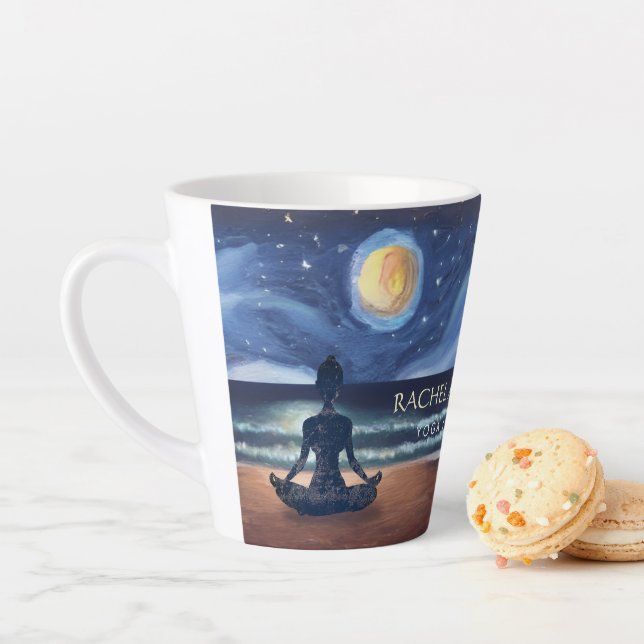 Tasse Latte Méditation Yoga paisible Lune Sky Ocean Beach (En situation)