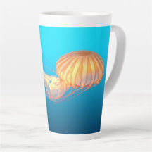 Méduse flottant dans l'eau bleue