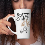 Tasse Latte Meilleur Latte Que Jamais Amusant Citation De Café<br><div class="desc">Citation humour café sur votre tasse Latte! Un jeu amusant sur les mots Better Latte Than Never dans une typographie de script élégante principalement en noir et ‘latte’ dans une couleur café ... Bien sûr !</div>