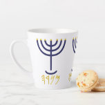 Tasse Latte Menorah moderne Paleo Hébreu bleu or<br><div class="desc">Menorah doré bleu moderne Paleo Hébreu. Le mot 'Menorah' dans l'ancienne langue pictographique de l'hébreu Paléo est composé des lettres Mem, Nun, Resh, Hey. Chacune des lettres a une signification, comme indiqué ici. Mem - Chaos Mighty Blood, Nun - Continue Hir Son, Resh - First Top Beginning, Hey - Look...</div>