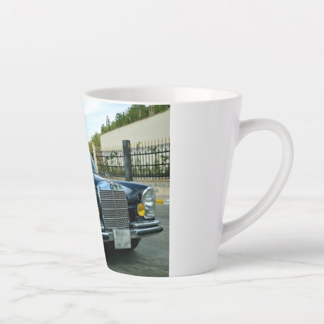 Tasse Latte Mercedes-Benz est une marque automobile de luxe al (Droite)