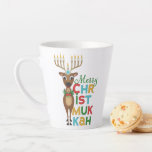 Tasse Latte Merry Christmukkah Reindeer<br><div class="desc">Rennes de Noël avec menorah Hanoukka pour bois avec un joyeux salut Christmukkah.</div>