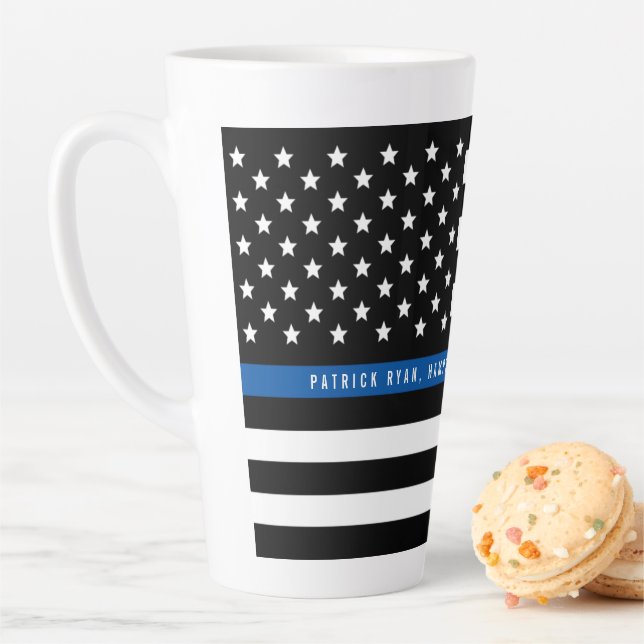 Tasse Latte Mince Ligne Bleue Police Drapeau Monogramme Grand (En situation)