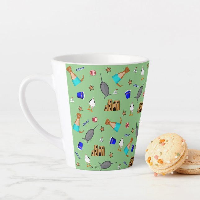 Tasse Latte Modèle de vacances d'été à la plage d'Oliver la lo (En situation)