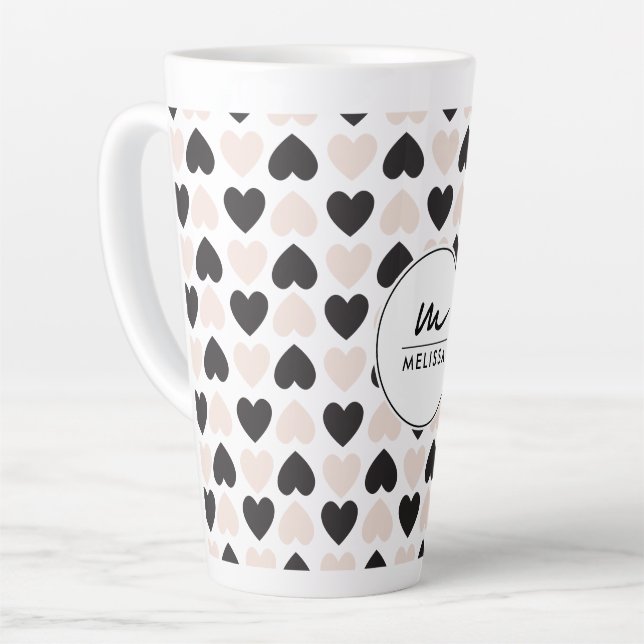 Tasse Latte Moderne Blush rose noir Coeurs d'amour Monogramme (Angle gauche)