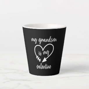Tasse Latte Mon Petit-Fils Est Mon Saint Valentin.