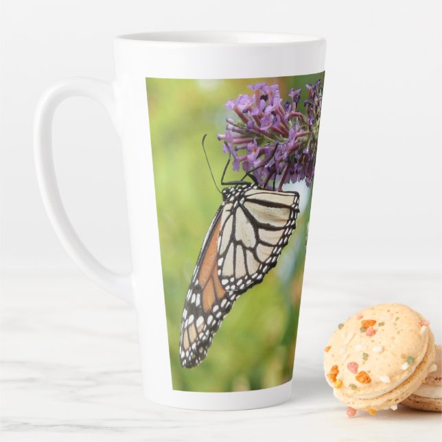 Tasse Latte Monarque papillon sur Buddleia pourpre (En situation)