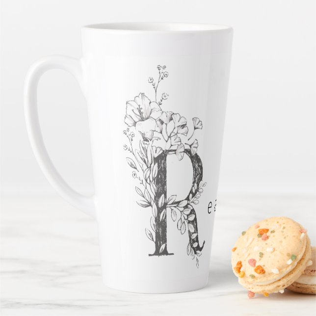 Tasse Latte Monogramme botanique floral "R" Texte personnalisé (En situation)