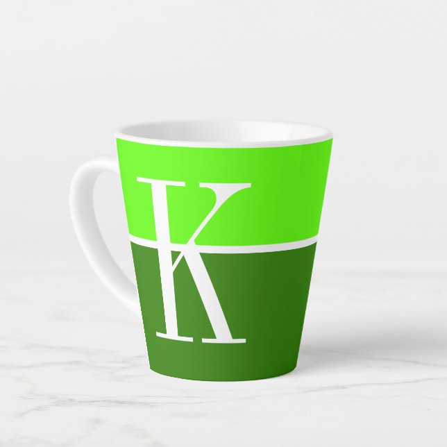 Tasse Latte Monogramme cool moderne à deux tons (Angle gauche)