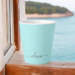 Tasse Latte Monogramme de nom de fille de style moderne sarcel<br><div class="desc">Monogramme de nom de script simple sarcelle bleu aqua Tasse à café Latte. C'est le cadeau parfait pour un anniversaire des 16 ans,  un mariage,  une douche de mariée,  un anniversaire,  une baby shower ou une soirée bachelorette pour quelqu'un qui aime le luxe glamour et les styles chics.</div>
