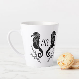 Tasse Latte Monogramme de silhouette du cheval de mer noir