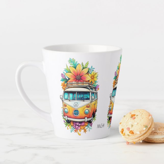 Tasse Latte Monogramme personnalisé Hippie Van (En situation)
