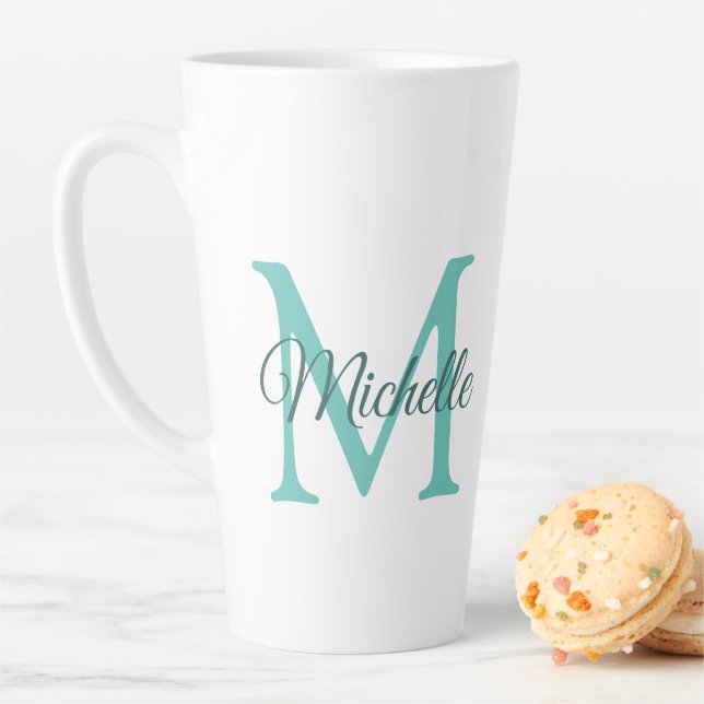 Tasse Latte Monogramme Turquoise clair initial grand personnal (En situation)