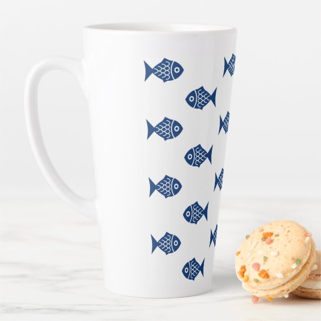 Tasse Latte Motif de poisson bleu scandinave (En situation)