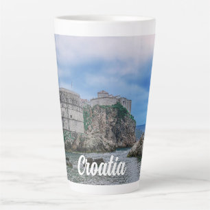 Tasse Latte Murs de forteresse, côte rocheuse et mer en Croati