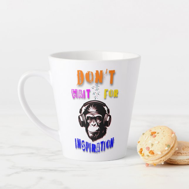 Tasse Latte N'attendez pas l'inspiration (En situation)