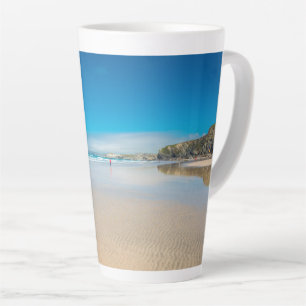 Tasse Latte Newquay sur la côte Cornouaillaise du nord. Anglet
