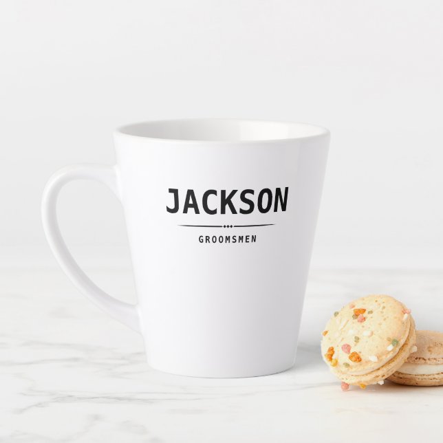 Tasse Latte Noir moderne Nom simple Groomsmen personnalisé (En situation)