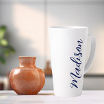 Tasse Latte Nom bleu marine Script manuscrit personnalisé<br><div class="desc">Une tasse en latte monogramme personnalisée bleu marine tendance pour une fille ou un gars qui aime les cadeaux simples et écrits à la main. Beau script cursif sur le flanc de votre bouteille qui épelle votre nom dans la typographie cool.</div>