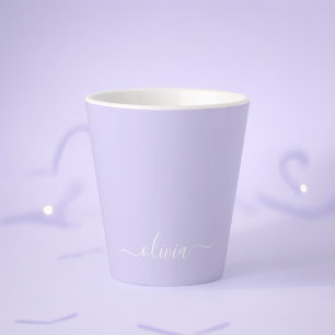 Tasse Latte Nom de monogramme de fille de script moderne viole