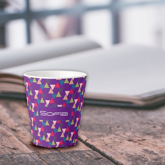 Tasse Latte nom de motif de triangle abstrait violet (Créateur téléchargé)