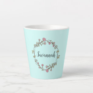 Tasse Latte Nom de script personnalisé Monogramme dans la cour