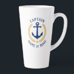 Tasse Latte Nom du bateau capitaine Ancre Gold Style Laurel St<br><div class="desc">Une Mug en latte personnalisée de 17oz avec grade de capitaine ou autre titre, votre nom de bateau, votre nom de famille ou tout autre texte souhaité. Doté d'une ancre nautique conçue sur mesure, de feuilles de lauriers de style or et d'un emblème d'étoiles. Fait un grand cadeau pour toute...</div>