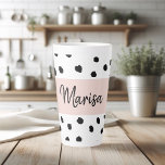 Tasse Latte Nom du monogramme moderne | Points rose et noir Pa<br><div class="desc">Nom du monogramme moderne | Points rose et noir Pastel</div>