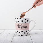Tasse Latte Nom du monogramme moderne | Points rose et noir Pa<br><div class="desc">Nom du monogramme moderne | Points rose et noir Pastel</div>