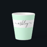 Tasse Latte Nom élégant dans la typographie de script Mint Gre<br><div class="desc">Tresse en latte personnalisée avec une typographie de script élégante et un design minimaliste. Le modèle est configuré pour que vous ajoutiez votre nom en noir et blanc. Un design moderne, simple et tendance dans un vert menthe ou, si vous préférez, vous pouvez changer la couleur arrière - plan. (envoyez-moi...</div>