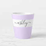 Tasse Latte Nom élégant dans le prêteur de typographie de scri<br><div class="desc">Tresse en latte personnalisée avec une typographie de script élégante et un design minimaliste. Le modèle est configuré pour que vous ajoutiez votre nom en noir et blanc. Un design moderne, simple et tendance dans un lilas de lavande ou, si vous préférez, vous pouvez changer la couleur arrière - plan....</div>