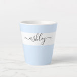 Tasse Latte Nom élégant en typographie de script Bleu poudrier<br><div class="desc">Tresse en latte personnalisée avec une typographie de script élégante et un design minimaliste. Le modèle est configuré pour que vous ajoutiez votre nom en noir et blanc. Un design moderne, simple et tendance dans un joli bleu poudreux ou, si vous préférez, vous pouvez changer la couleur arrière - plan....</div>