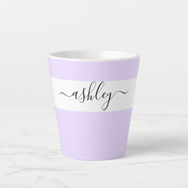 Tasse Latte Nom Élégant en Typographie Script Lavande (Devant)