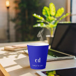 Tasse Latte Nom initial du monogramme blanc bleu royal<br><div class="desc">Un arrière - plan de couleur bleu roi. Personnalisez et ajoutez un nom et des lettres monographiques. Lettres blanches.</div>