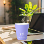 Tasse Latte Nom initial du monogramme violet lavande<br><div class="desc">Un arrière - plan violet,  couleur lavande. Personnalisez et ajoutez un nom et des lettres monographiques. Lettres blanches.</div>