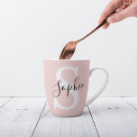 Tasse Latte Nom personnalisé moderne Monogram Pastel Rose<br><div class="desc">Nom personnalisé moderne Monogram Pastel Rose</div>