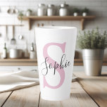 Tasse Latte Nom personnalisé moderne Monogramme rose<br><div class="desc">Nom personnalisé moderne Monogramme rose</div>
