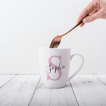 Tasse Latte Nom personnalisé moderne Monogramme rose<br><div class="desc">Nom personnalisé moderne Monogramme rose</div>
