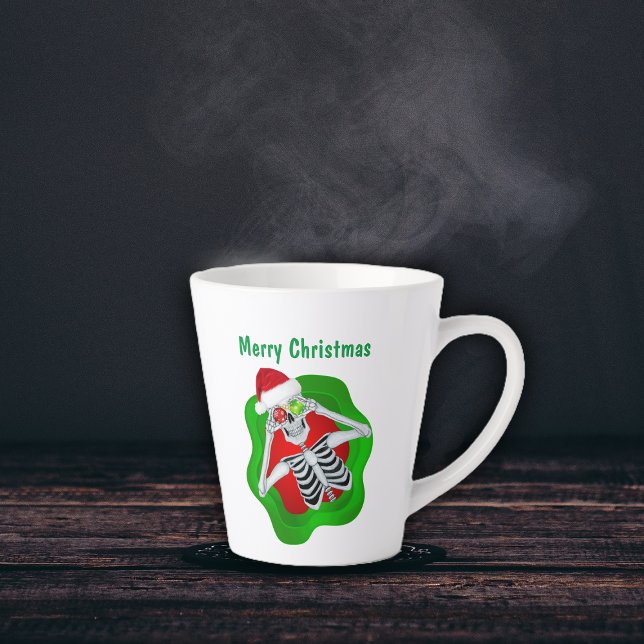 Tasse Latte Oeil de Noël mignon de squelette ornementale en ta (Cute Merry Christmas skeleton Santa hat ornament eyes in red green splatter shape on latte mug.)