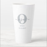 Tasse Latte Opa Élégant Script Monogramme gris latte blanc lat<br><div class="desc">Latte tasse pour un nouvel opa ou un opa établi depuis longtemps ! que vous pouvez personnaliser avec la date à laquelle ils sont devenus grand-père. Ce design minimaliste branché présente une palette de couleurs modernes de deux tons gris et blanc. Il a un monogramme Opa, avec la lettre O...</div>