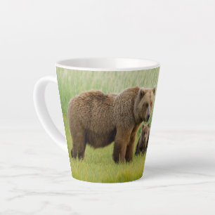 Tasse Latte Ours brun d'Alaska avec des oursons dans une prair