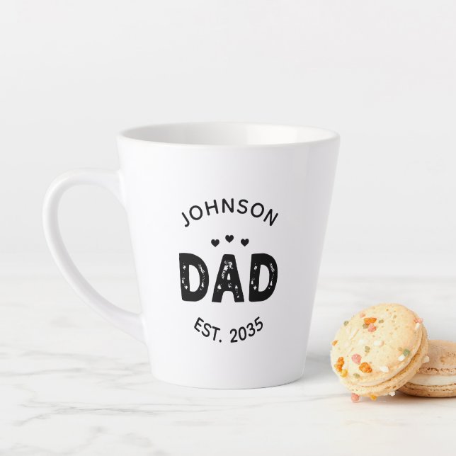 Tasse Latte Papa Est. 20XX cadeau de Fête des pères pour nouve (En situation)