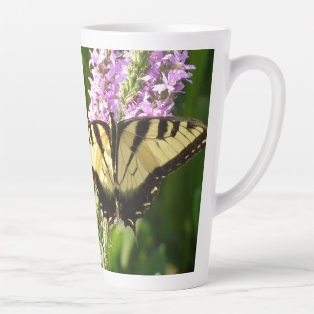 Tasse Latte Papillon à queue d'hirondelle sur des fleurs sauva (Droite)