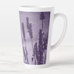 Tasse Latte Papillon Citron sur un champ de Lavande Violette