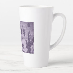 Tasse Latte Papillon Citron sur un champ de Lavande Violette