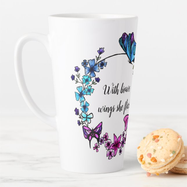 Tasse Latte Papillon et fleurs Guillemet ou nom personnalisé W (En situation)