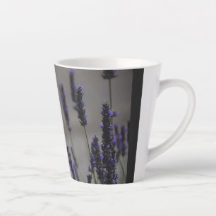 Tasse Latte Papillon Jaune sur Photo Macro de Lavande Violette